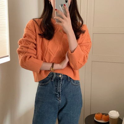 Μοντέρνο κοντό γυναικείο πουλόβερ με οβάλ ντεκολτέ