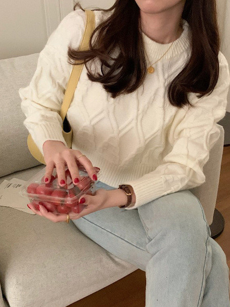 Μοντέρνο κοντό γυναικείο πουλόβερ με οβάλ ντεκολτέ