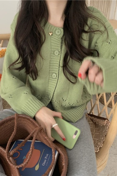 Naiste vabaaja vest nööpide ja ovaalse kaelusega