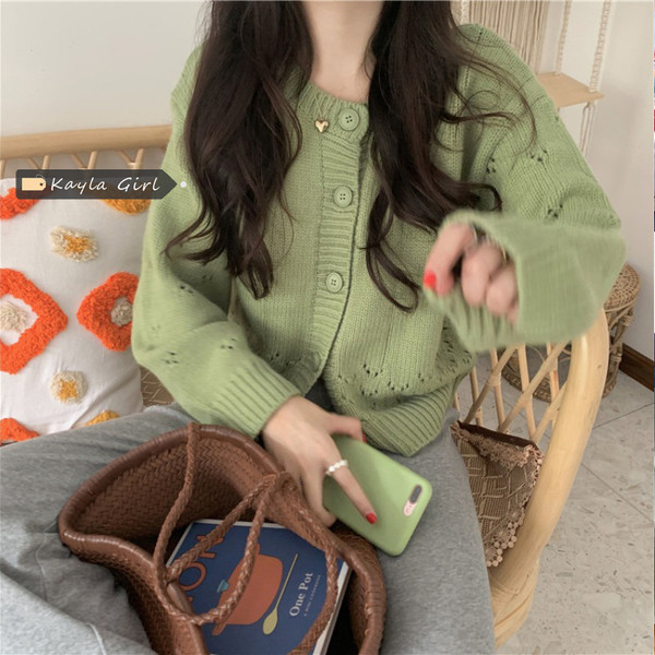 Naiste vabaaja vest nööpide ja ovaalse kaelusega