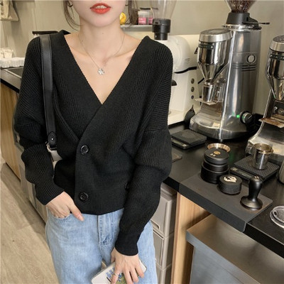 Praegune naiste vestiga varustatud spits-kaelusega mudel