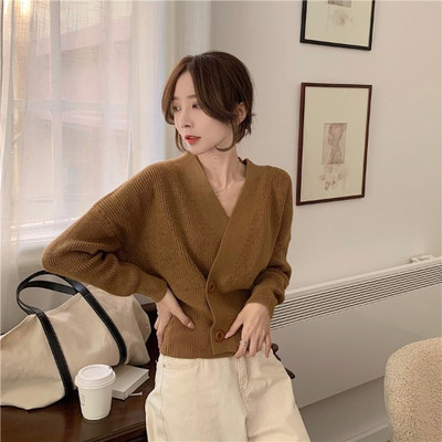 Praegune naiste vestiga varustatud spits-kaelusega mudel