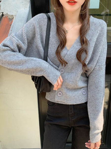 Praegune naiste vestiga varustatud spits-kaelusega mudel