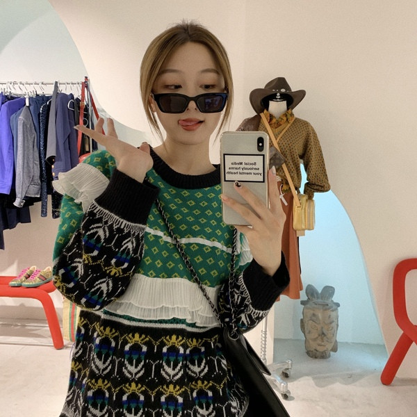 Moodne ovaalse kaelusega naiste kampsun