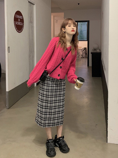 Naiste vabaaja vest ovaalse dekoltee ja nööpidega