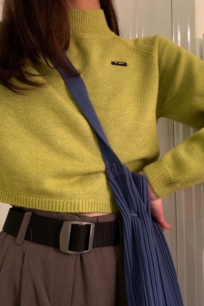 Naiste aktuaalne lühike sviitriga liibuv mudel