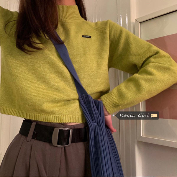 Naiste aktuaalne lühike sviitriga liibuv mudel