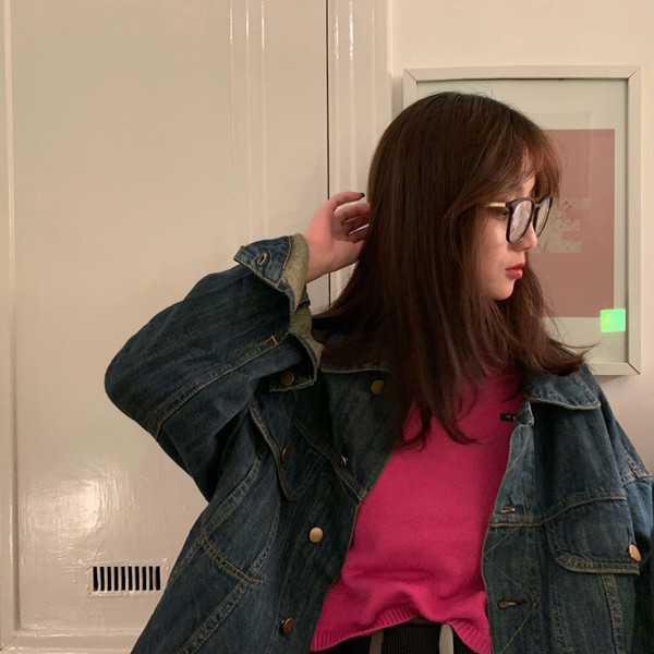 Naiste aktuaalne lühike sviitriga liibuv mudel