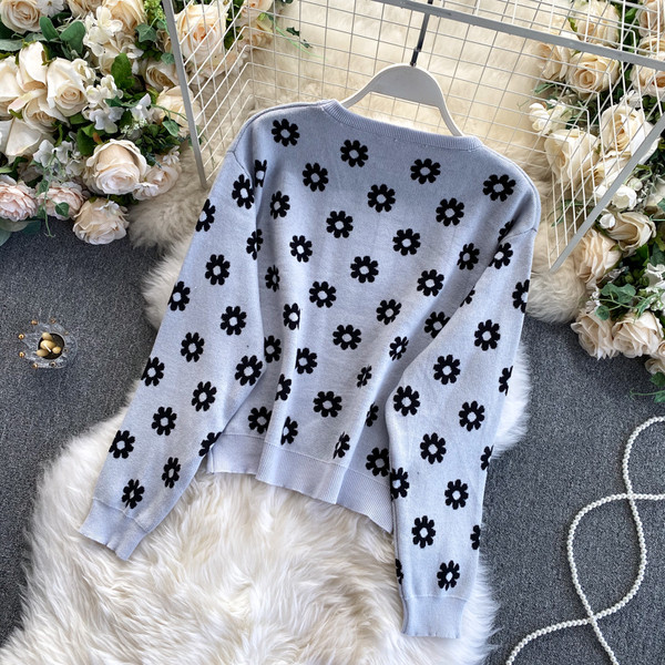 Naiste lilleline kampsun ovaalse kaelusega ja pikkade varrukatega