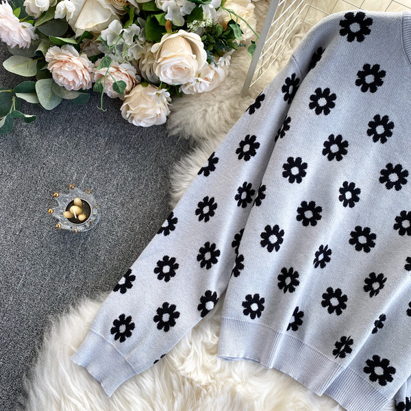 Naiste lilleline kampsun ovaalse kaelusega ja pikkade varrukatega