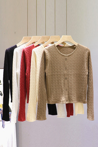 Νέο μοντέλο γυναικείο πουλόβερ με κουμπιά και στρογγυλή λαιμόκοψη