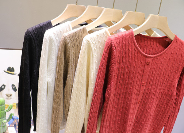 Νέο μοντέλο γυναικείο πουλόβερ με κουμπιά και στρογγυλή λαιμόκοψη