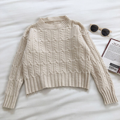 Praegune ümara kaelusega ja pikkade varrukatega naiste kampsun