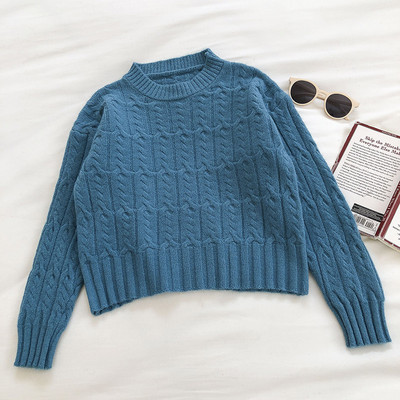 Praegune ümara kaelusega ja pikkade varrukatega naiste kampsun