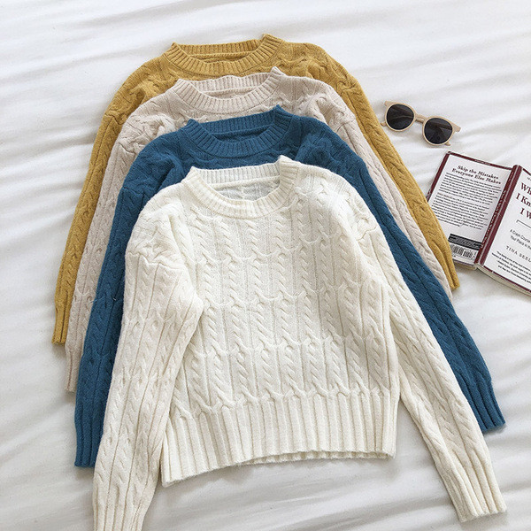 Praegune ümara kaelusega ja pikkade varrukatega naiste kampsun