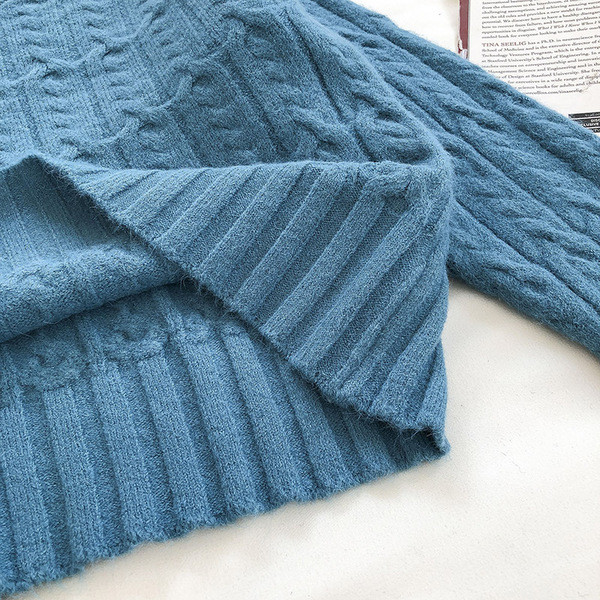 Praegune ümara kaelusega ja pikkade varrukatega naiste kampsun