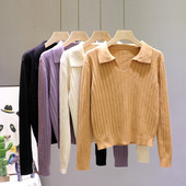 Μοντέρνο γυναικείο πουλόβερ με λαιμόκοψη και μακριά μανίκια