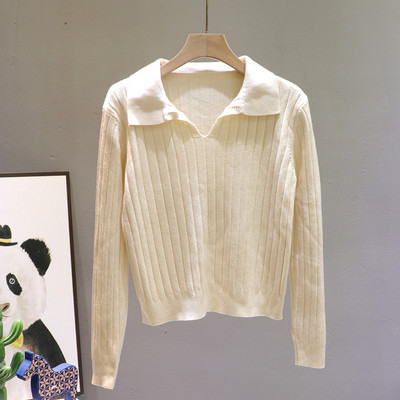 Μοντέρνο γυναικείο πουλόβερ με λαιμόκοψη και μακριά μανίκια