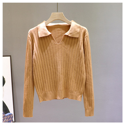 Μοντέρνο γυναικείο πουλόβερ με λαιμόκοψη και μακριά μανίκια