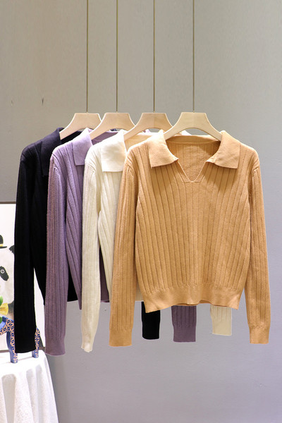 Μοντέρνο γυναικείο πουλόβερ με λαιμόκοψη και μακριά μανίκια