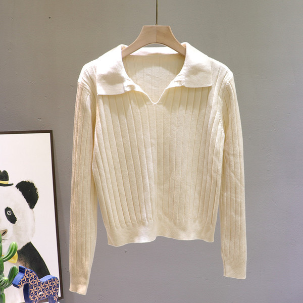 Μοντέρνο γυναικείο πουλόβερ με λαιμόκοψη και μακριά μανίκια