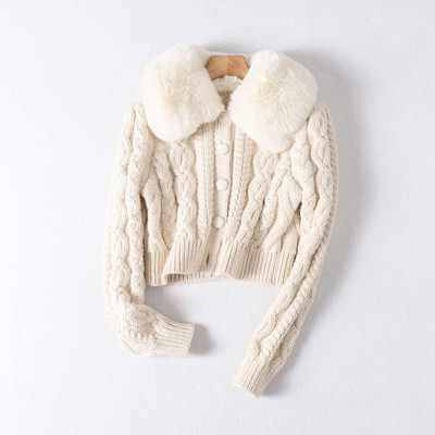 Κοντύ γυναικεία ζακέτα με γούνινη  γιακά και κουμπιά