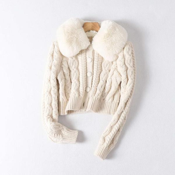 Κοντύ γυναικεία ζακέτα με γούνινη  γιακά και κουμπιά