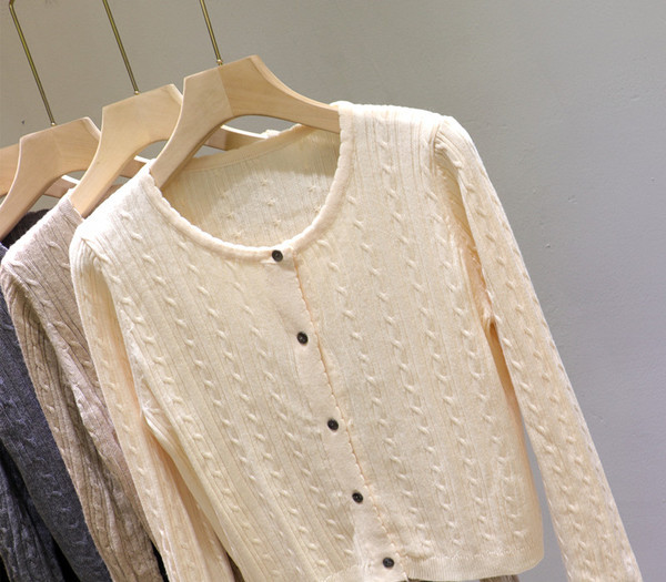 Νέο μοντέλο γυναικεία ζακέτα με κουμπιά και οβάλ ντεκολτέ