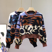 Μοντέρνο γυναικείο πουλόβερ με μοτίβο και οβάλ ντεκολτέ