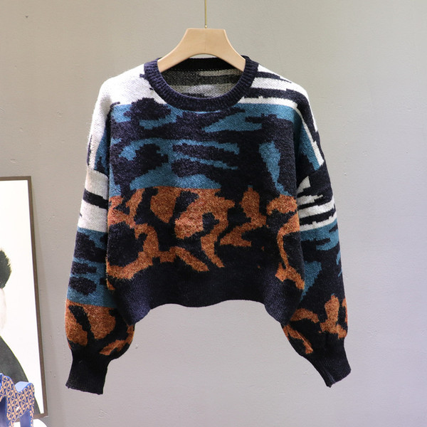 Μοντέρνο γυναικείο πουλόβερ με μοτίβο και οβάλ ντεκολτέ