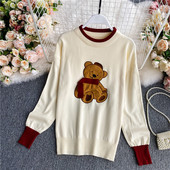 Γυναικείο πουλόβερ με οβάλ λαιμόκοψη και πολύχρωμο απλικέ