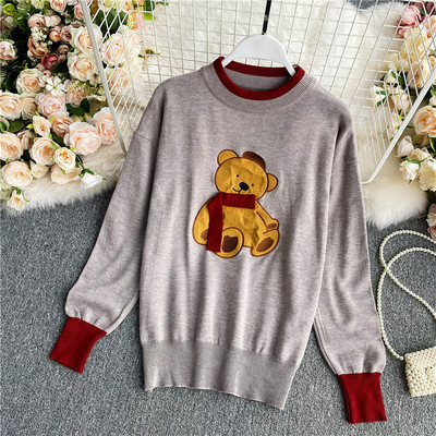 Γυναικείο πουλόβερ με οβάλ λαιμόκοψη και πολύχρωμο απλικέ