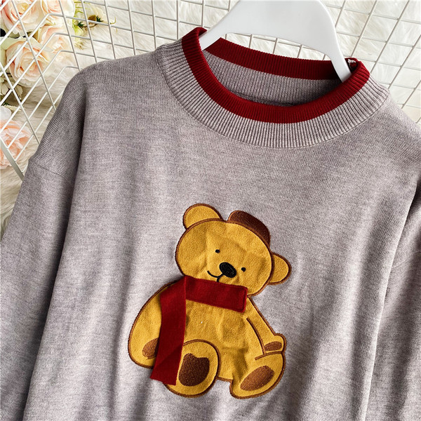 Γυναικείο πουλόβερ με οβάλ λαιμόκοψη και πολύχρωμο απλικέ