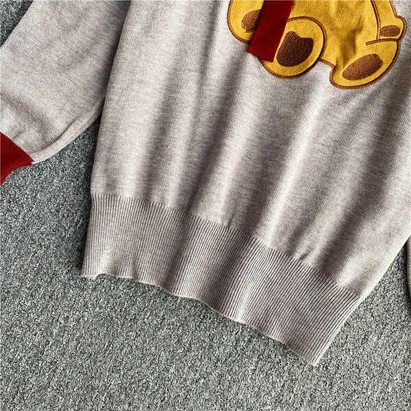 Γυναικείο πουλόβερ με οβάλ λαιμόκοψη και πολύχρωμο απλικέ