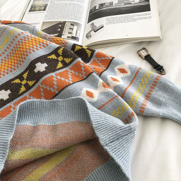 Πολύχρωμο γυναικείο πουλόβερ με οβάλ ντεκολτέ