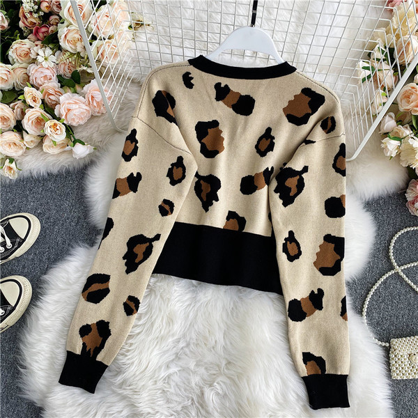 Uue mudeli naiste kardigan spits-kaelusega ja nööpidega