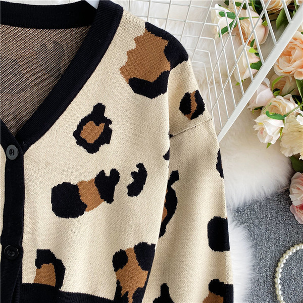 Uue mudeli naiste kardigan spits-kaelusega ja nööpidega