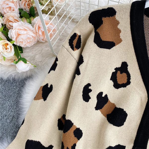 Uue mudeli naiste kardigan spits-kaelusega ja nööpidega