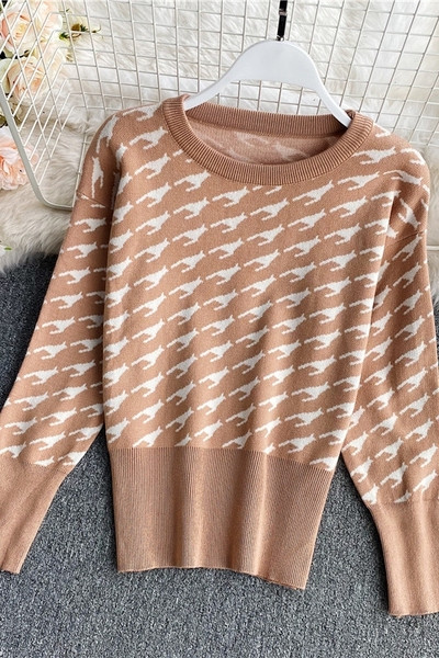 Πουλόβερ μοντέρνο με οβάλ λαιμόκοψη σε μπεζ και μαύρο χρώμα