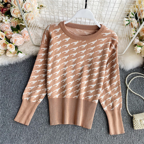 Πουλόβερ μοντέρνο με οβάλ λαιμόκοψη σε μπεζ και μαύρο χρώμα