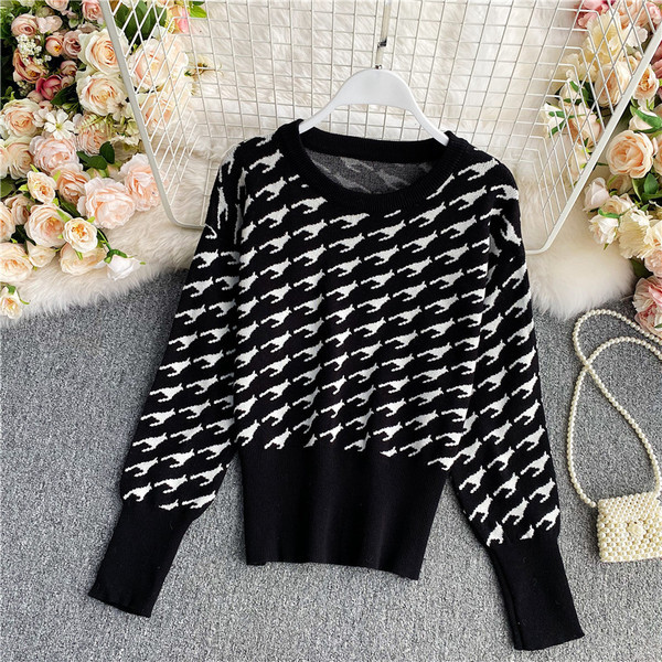 Πουλόβερ μοντέρνο με οβάλ λαιμόκοψη σε μπεζ και μαύρο χρώμα