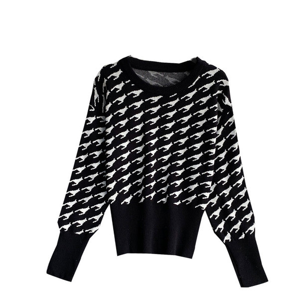 Πουλόβερ μοντέρνο με οβάλ λαιμόκοψη σε μπεζ και μαύρο χρώμα