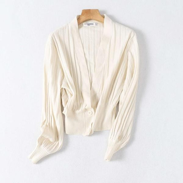 Κοντή καθημερινή ζακέτα με κουμπιά και λαιμόκοψη