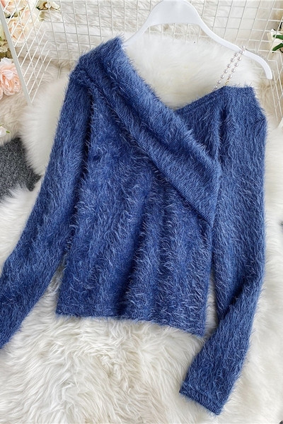 Γυναικείο πουλόβερ με γυμνούς ώμους και μεταλλική αλυσίδα