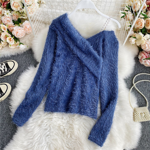 Γυναικείο πουλόβερ με γυμνούς ώμους και μεταλλική αλυσίδα