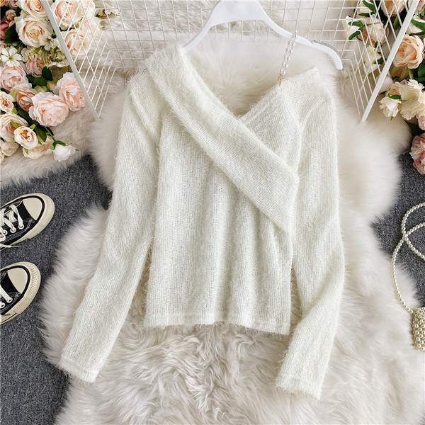 Γυναικείο πουλόβερ με γυμνούς ώμους και μεταλλική αλυσίδα