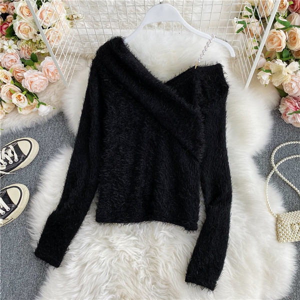 Γυναικείο πουλόβερ με γυμνούς ώμους και μεταλλική αλυσίδα