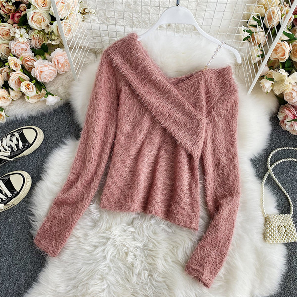 Γυναικείο πουλόβερ με γυμνούς ώμους και μεταλλική αλυσίδα