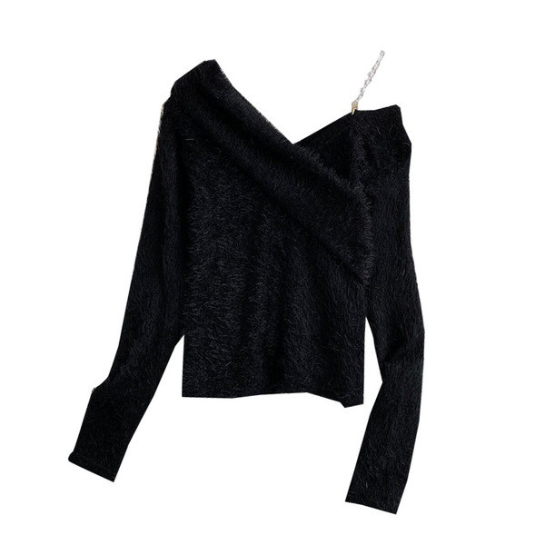 Γυναικείο πουλόβερ με γυμνούς ώμους και μεταλλική αλυσίδα