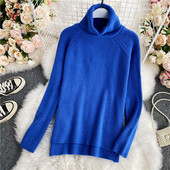 Γυναικείο πουλόβερ με ψηλό γιακά - ασύμμετρο μοντέλο